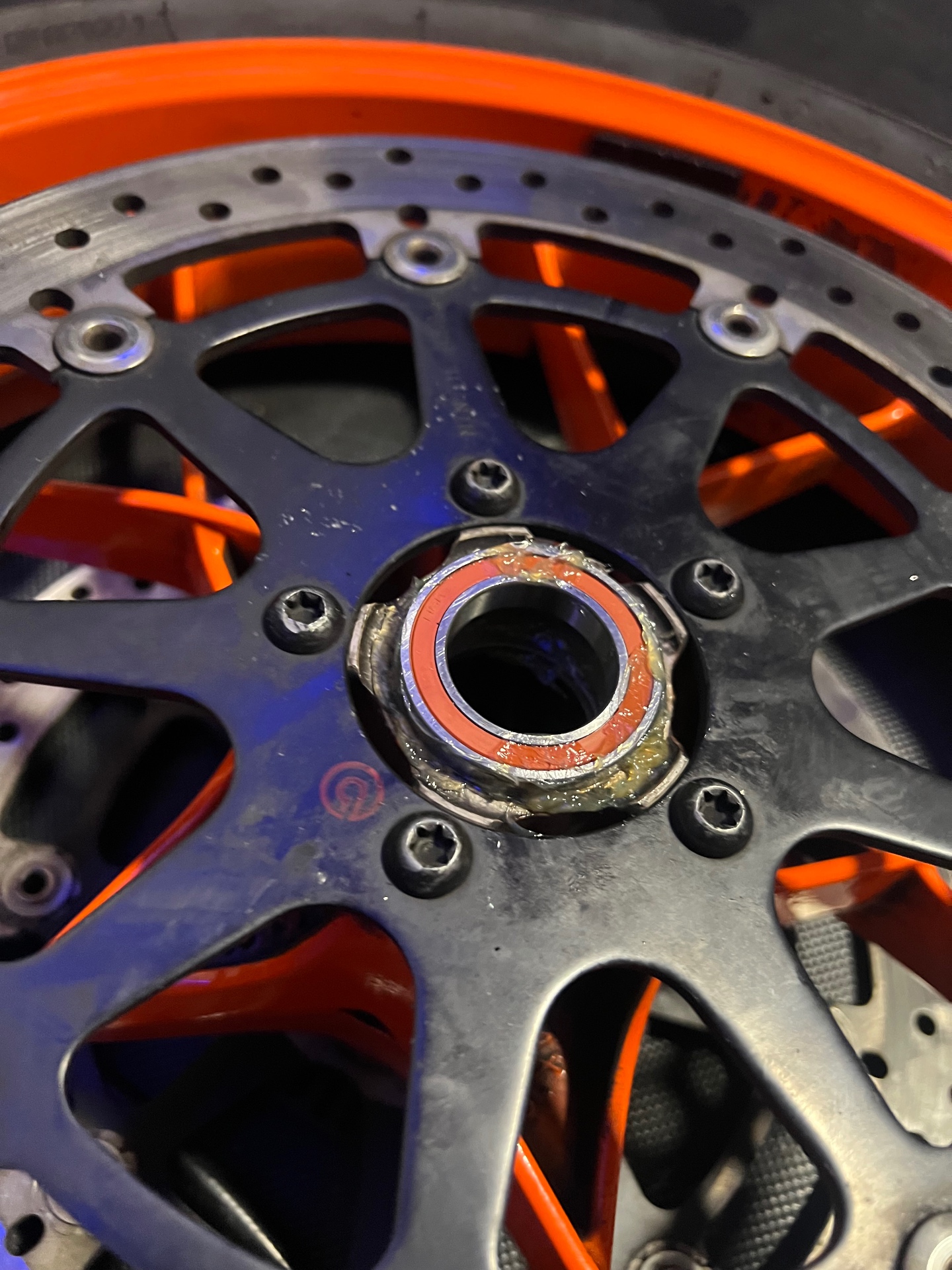 Close-up motorwiellager en velgnaaf — vakkundig gemonteerd
