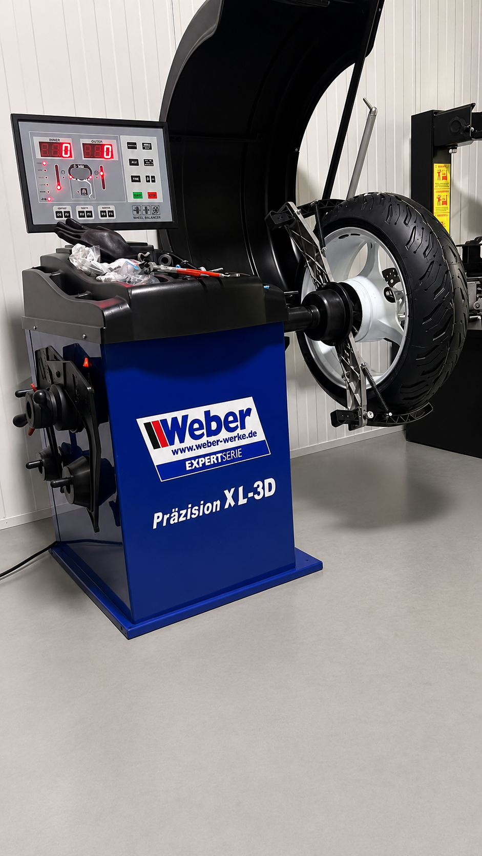 Weber Präzision XL-3D motorwiel balanceermachine in de werkplaats
