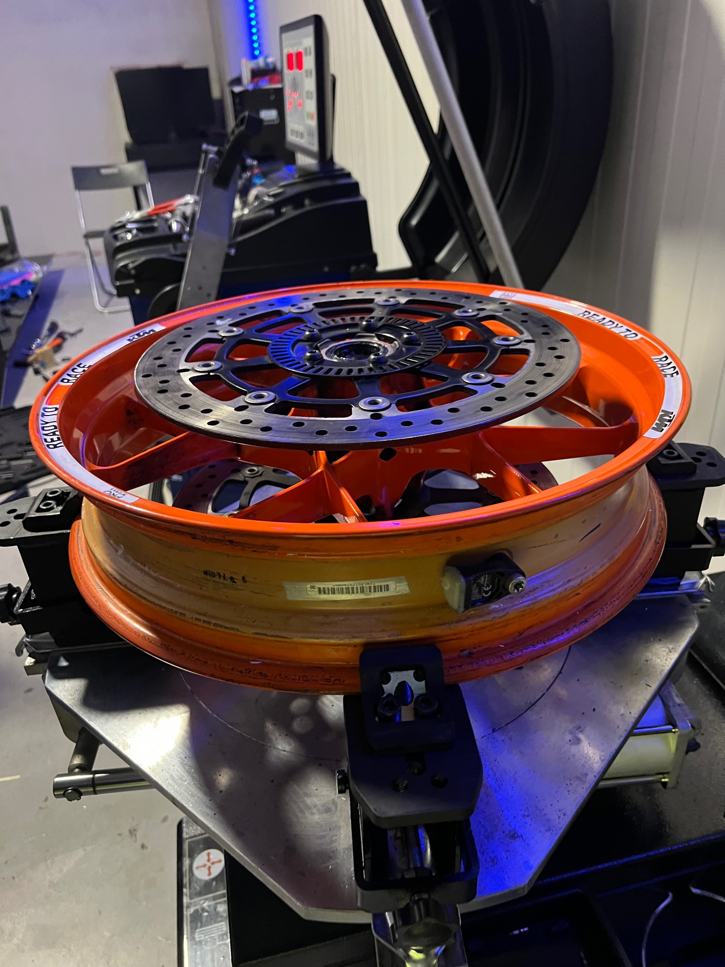 Oranje KTM velg met nieuwe motorband gemonteerd