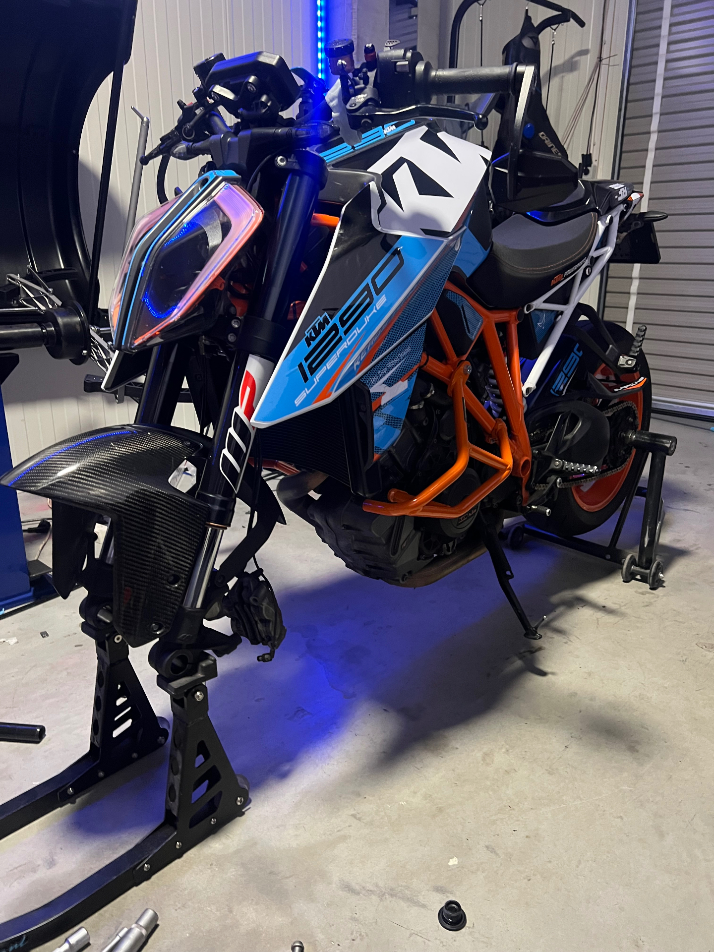 KTM 1290 Superduke R op montagebok bij Sezer Moto
