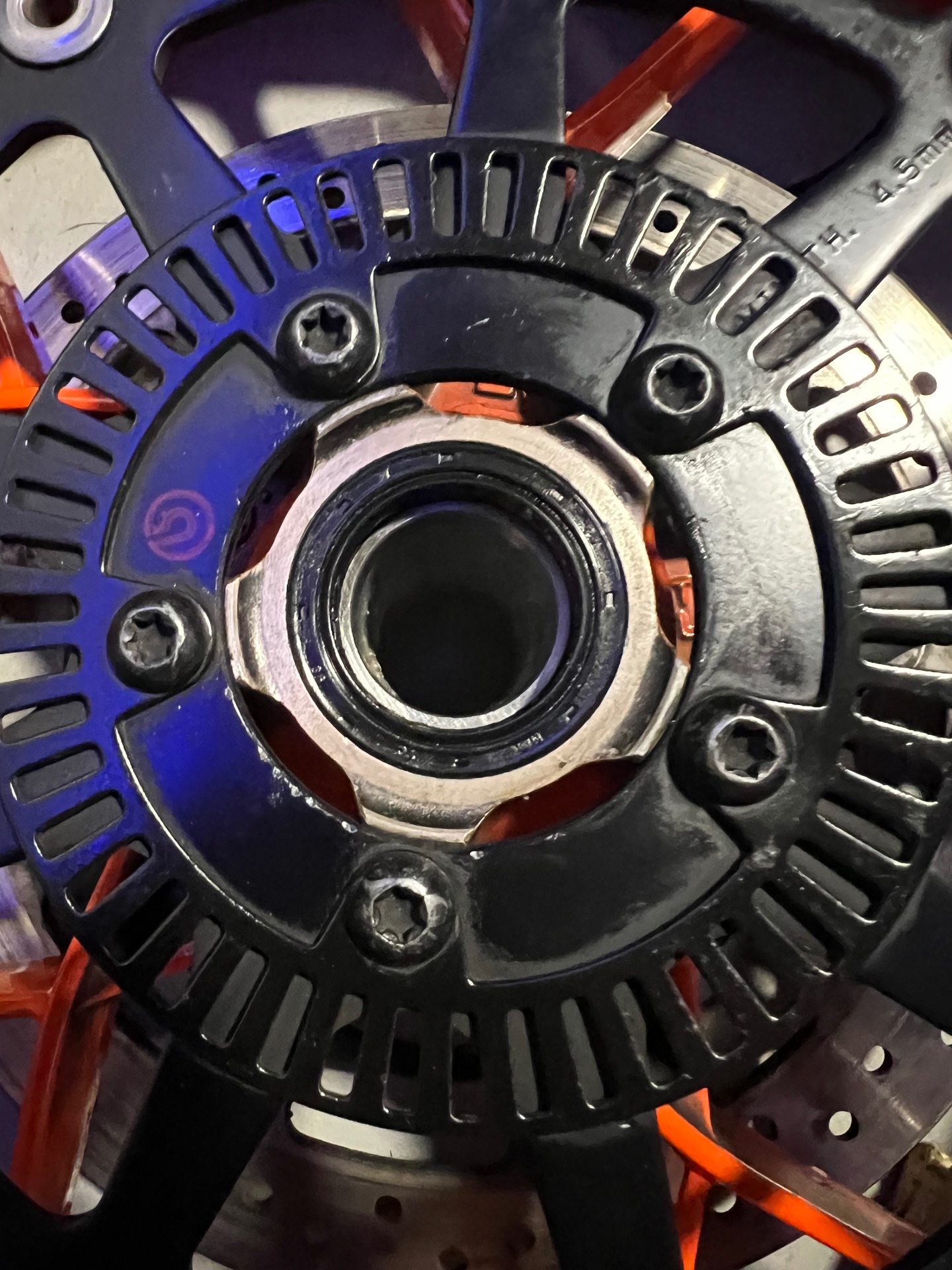 Detailfoto motorwiel met Brembo remschijf en ABS-ring